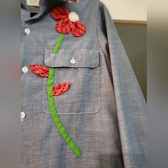 Vtg 70s Chambray Denim button down shirt with Patchwork flowers and butterfly - Picture 4 of 14